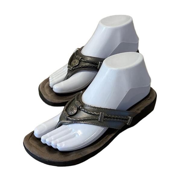 Minnetonka Sandals‎ Women 7 Pewter Silverbay Flip Flop Charm Braid Accent 700001 - Picture 2 of 8